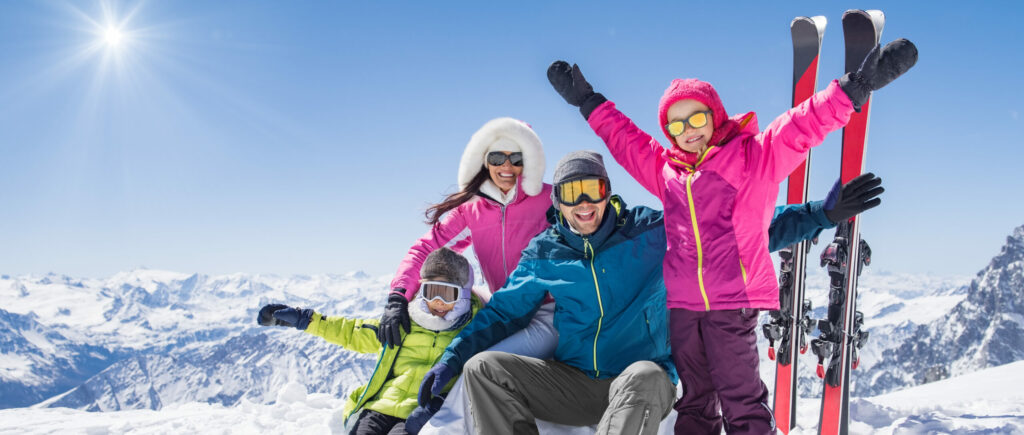 Une famille heureuse durant leur séjour dans une station de ski