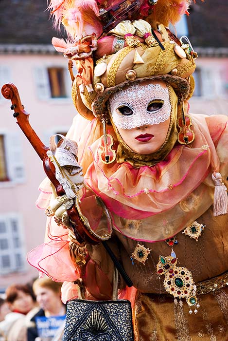 Carnaval en France à Annecy : Une personne en costume rose