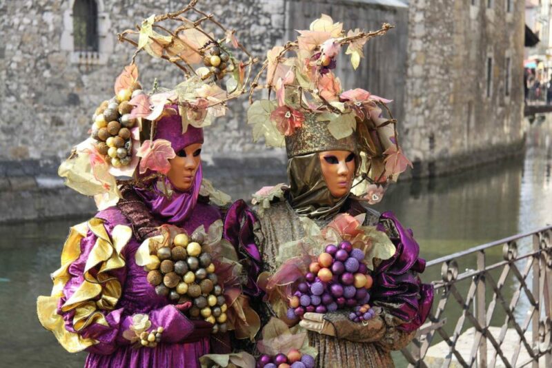 Carnaval en France à Annecy : Deux personnes en costume