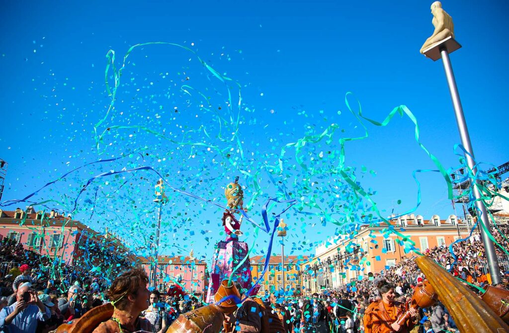 Carnaval en France dans les rues de Nice avec des confettis qui volent