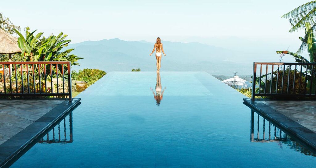 Engagement environnemental d'Hortense : Une femme debout au bord d'une piscine à débordement.