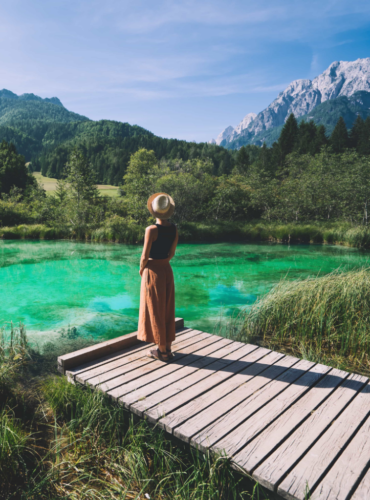 Tourisme durable : femme au bord de l'eau slovenie