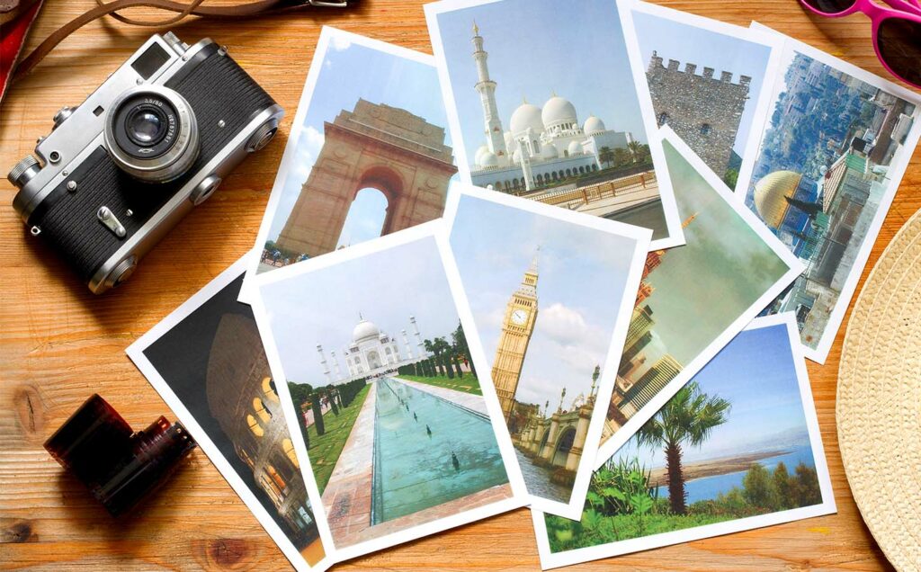 Retouche photo : des photos polaroid de voyage et un appareil photo posés sur une table