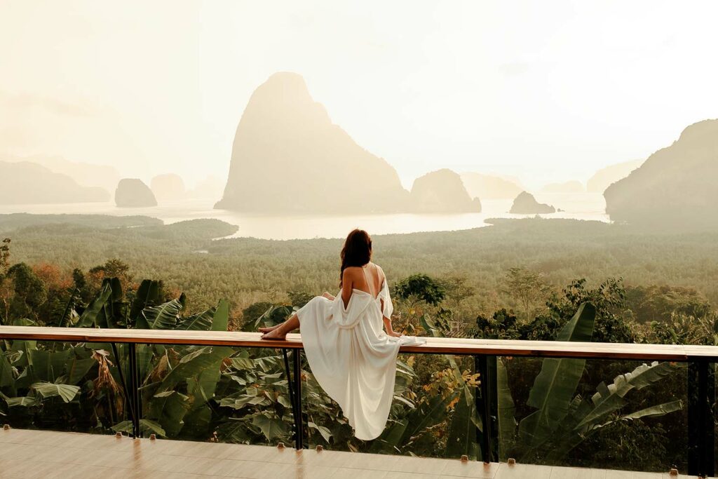 Voyage éthique : Une femme sur le rebord de son hôtel en pleine nature