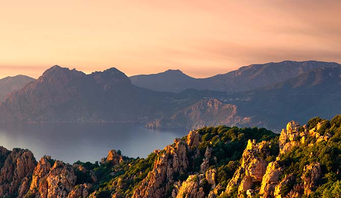 Coucher du soleil aux Calanques de Piana en Corse
