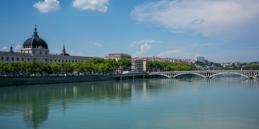 Gastronomie Lyon : Quais de Lyon au bord du Rhône et Grand Hotel Dieu