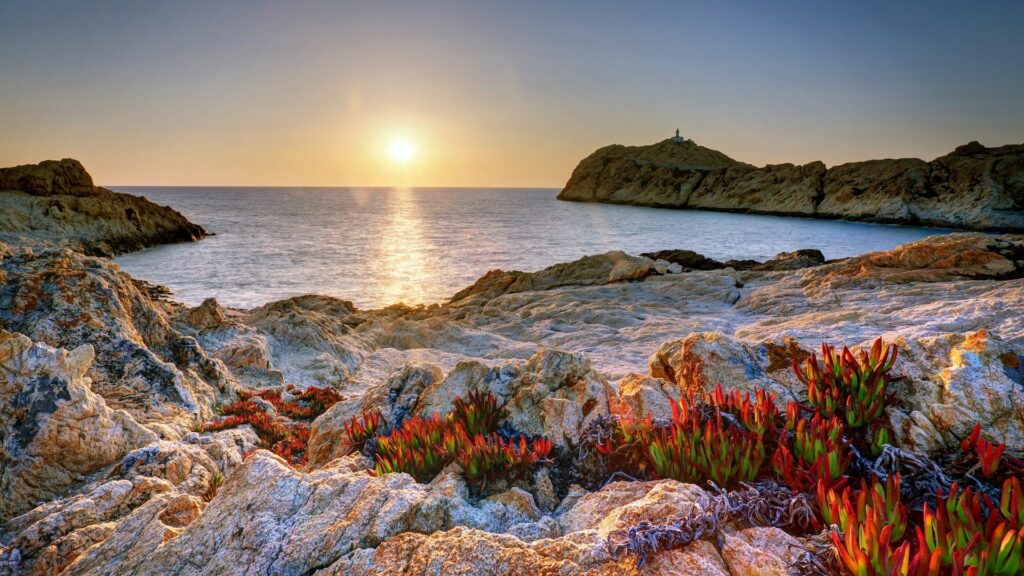 rochers et coucher de soleil à la mer