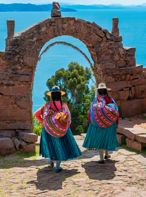 Tourisme solidaire : femmes de dos en tenue traditionnelle