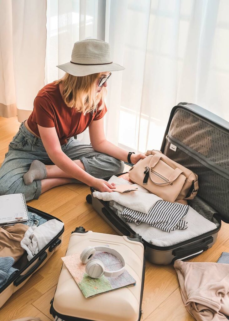 Une femme en train de faire sa valise