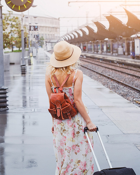 Accessoire voyage : une femme sur le quai de la gare avec sa valise