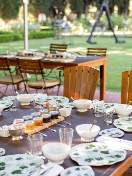 Vacances en Provence : table en terrasse du restaurant de l'abbaye de la celle