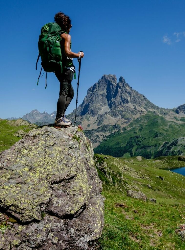 randonneuse sur le gR10 dans les pyrénées