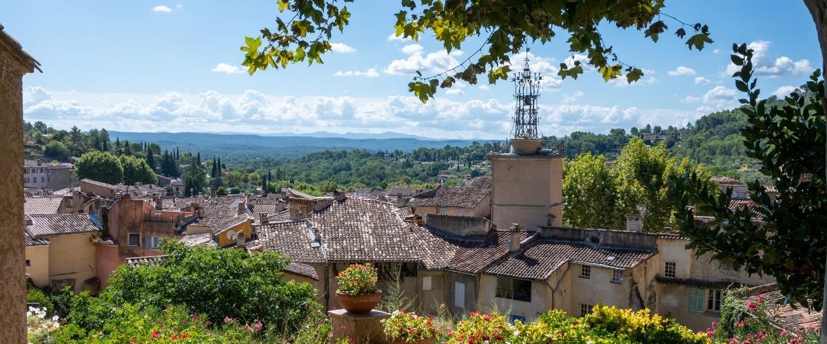 Vacances en Provence : vue sur le village de cotignac