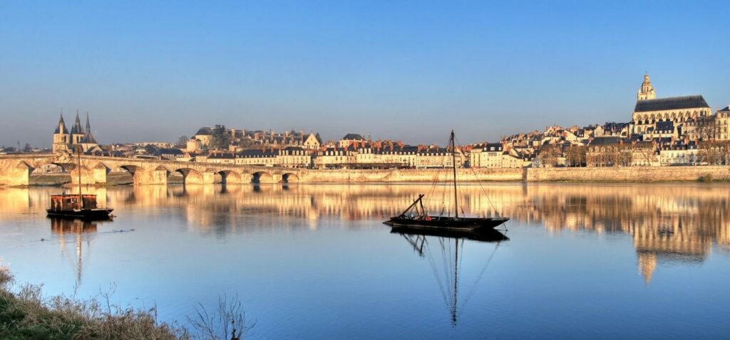 Centre-Val de Loire : Panorama sur la ville de Blois au bord de l'eau