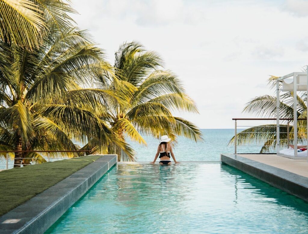 Femme au bord de la piscine