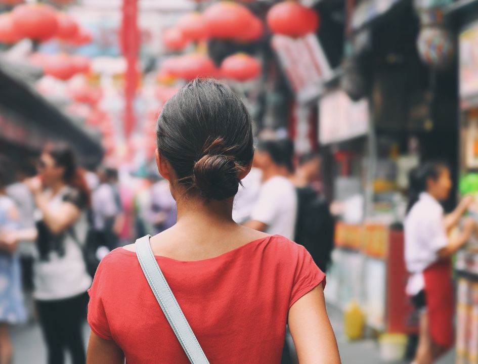 femme dans une ruelle de chine