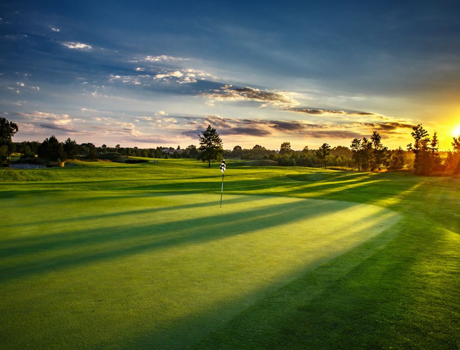 parcours de golf au coucher du soleil