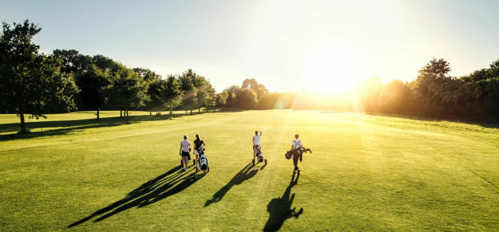 terrain de golf au coucher du soleil