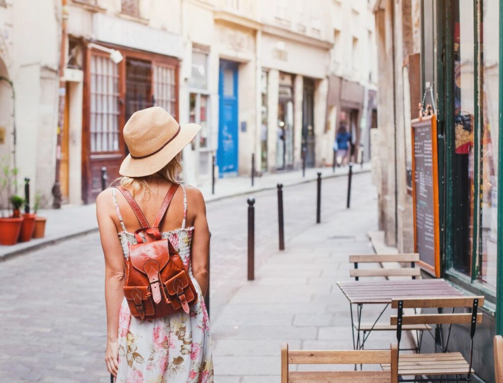 Femme se baladant dans une ville