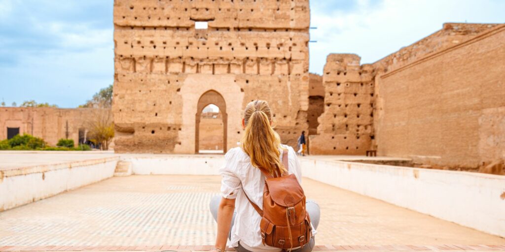 voyage culturel, une femme devant un monument