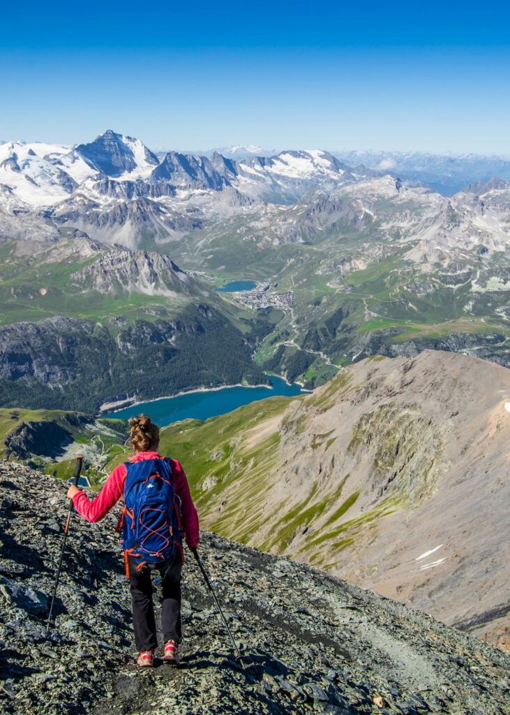 voyage insolite : une femme face aux montagnes dans le parc national de la vanoise