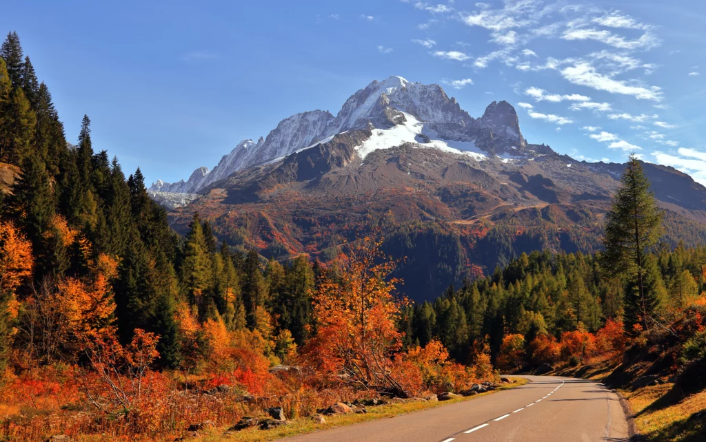 Paysage français en automne avec des feuilles colorées, idéal pour un week-end en novembre.