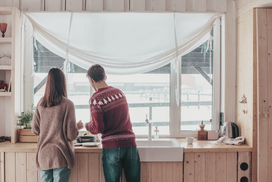 Un couple en voyage dans un cottage - Week-end amoureux