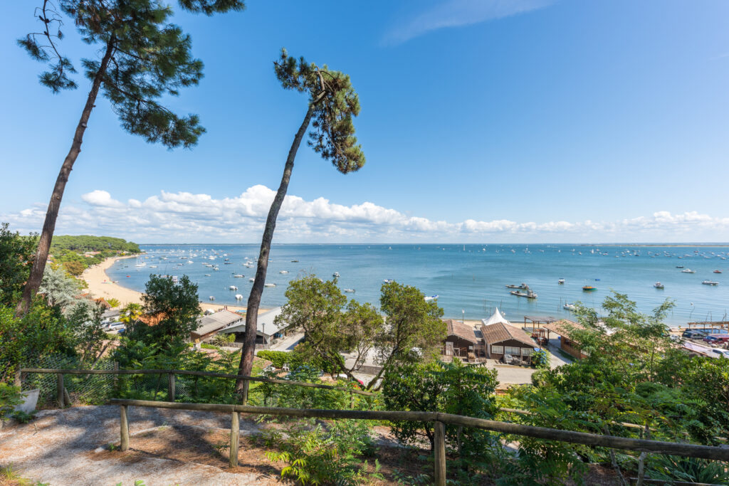 Bassin d'arcachon, sentier de randonnée avec vue sur la plage et la mer
