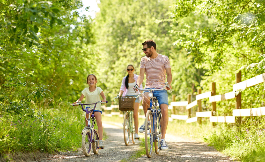 une famille faisant du vélo sur un chemin