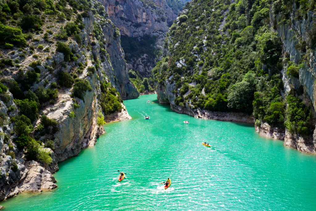 Gorges du verdon, où des personnes font du canoë