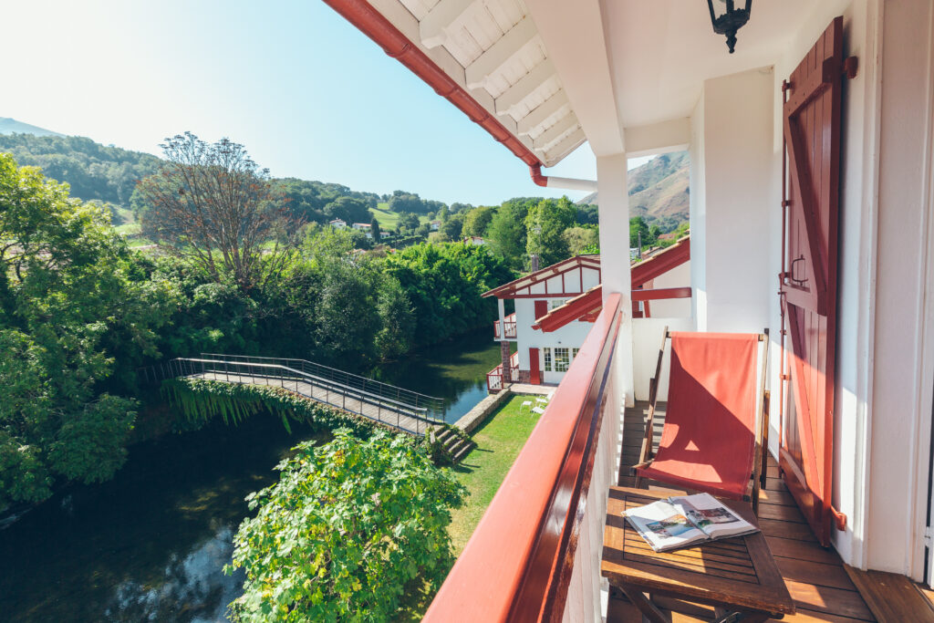 Terrasse de l'hôtel l'Arcé, vue sur la rivière