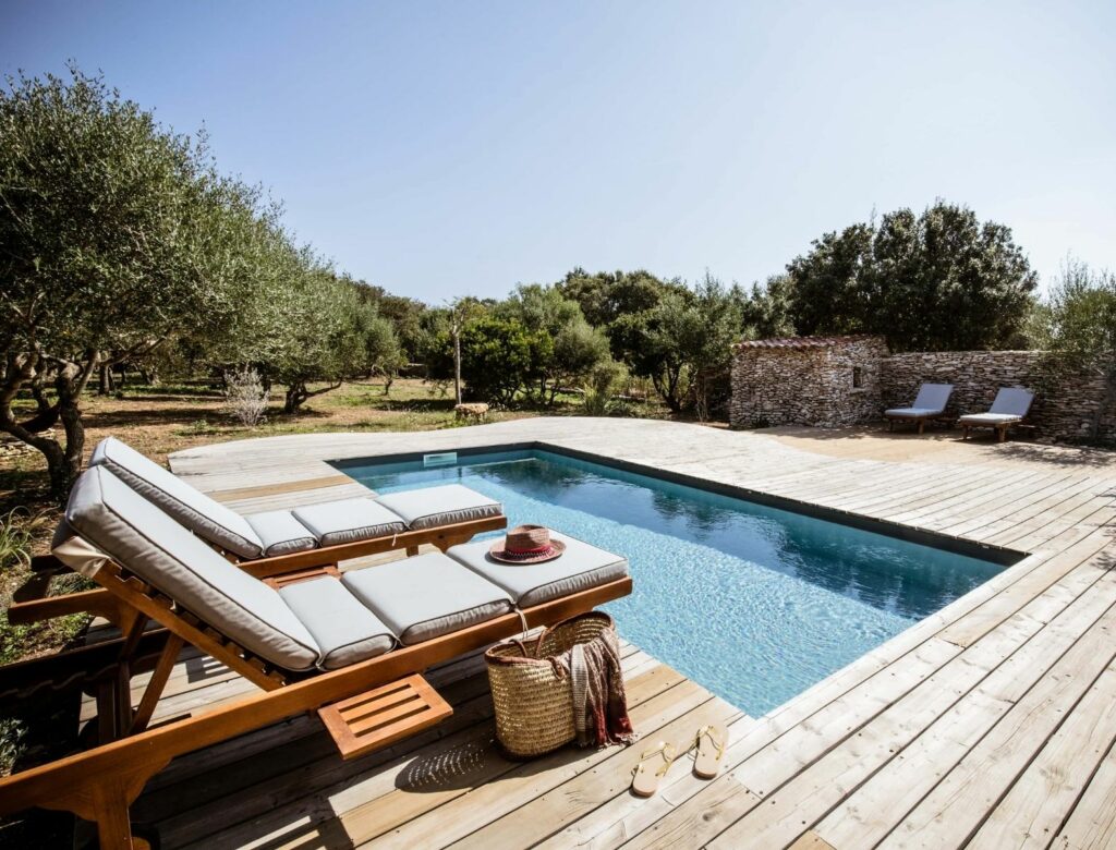 La petite villa du maquis, extérieur avec piscine, terrasse et transats