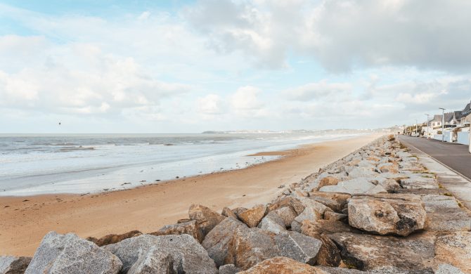 Visitez la plage de Jullouville lors de votre découverte des plus belles plages de normandie avec Hortense