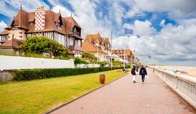 Visitez la plage de cabourg lors de votre découverte des plus belles plages de normandie avec Hortense