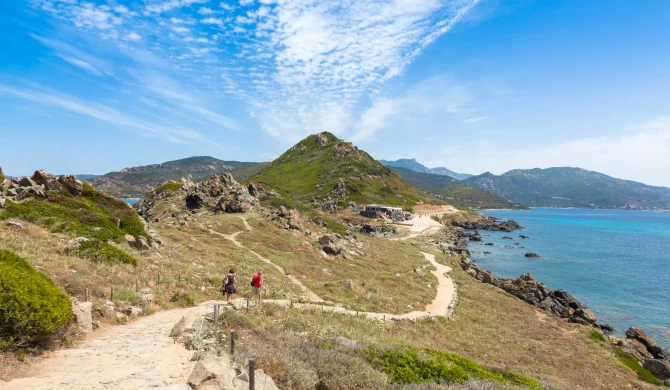 Randonnée en Corse avec vue sur les montagnes et les paysages sauvages