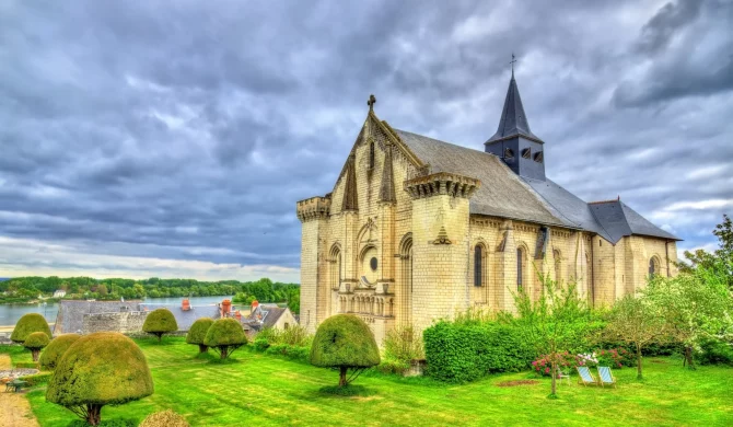 Candes-Saint-Martin, classé parmi les Plus Beaux Villages de France, offre une vue imprenable sur la Loire et son riche patrimoine historique.