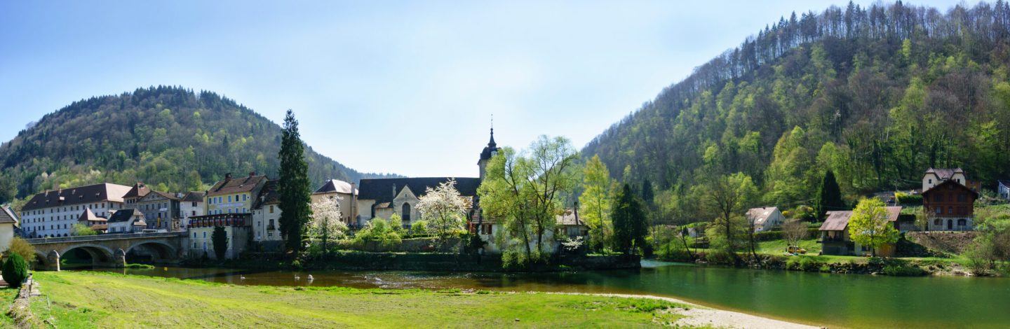 Frühling in Saint-Hippolyte (Doubs): Zusammenfluss von Doubs und Dessoubre