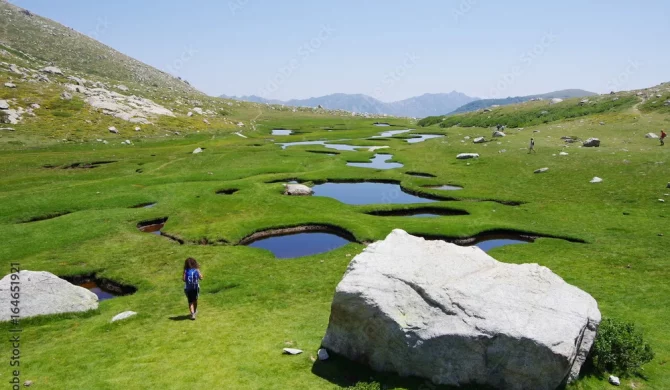 Sentier de randonnée en Corse avec vue sur les montagnes et la végétation méditerranéenne