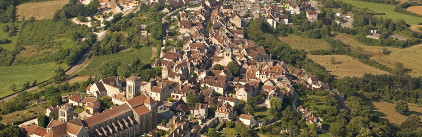Vue aérienne de la colline de Vézelay