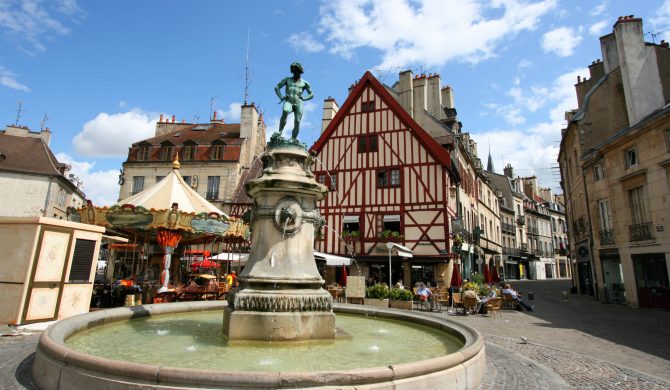 Découvrez la place François Rude lors de votre week end dijon avec Hortense