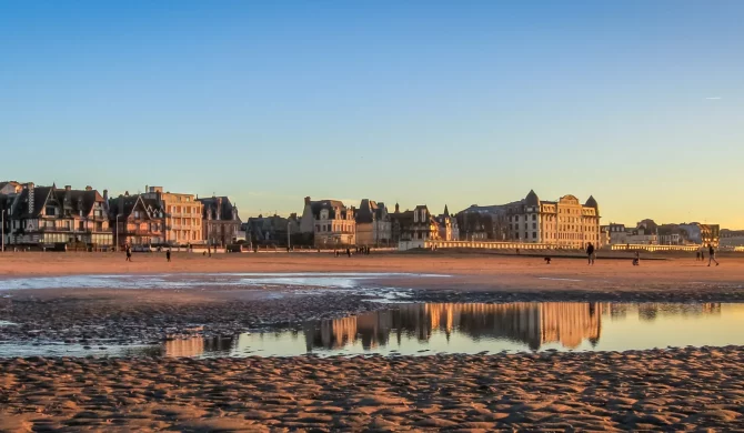 Plage de Trouville, station balnéaire élégante en Normandie