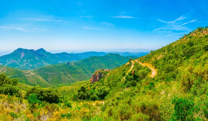 Randonnée en Côte d'Azur et en Provence avec vue sur les paysages variés, incluant montagnes et champs de lavande.