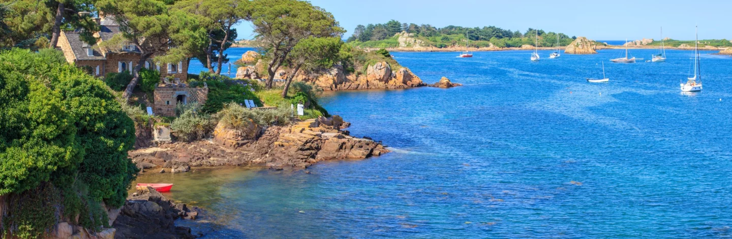 Paysage verdoyant de l’Île de Bréhat, parfait pour un séjour relaxant en Bretagne.