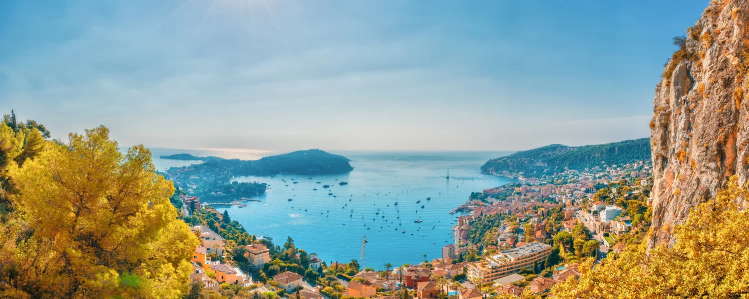 Vue panoramique de la French Riviera en novembre, idéale pour un week-end de détente.