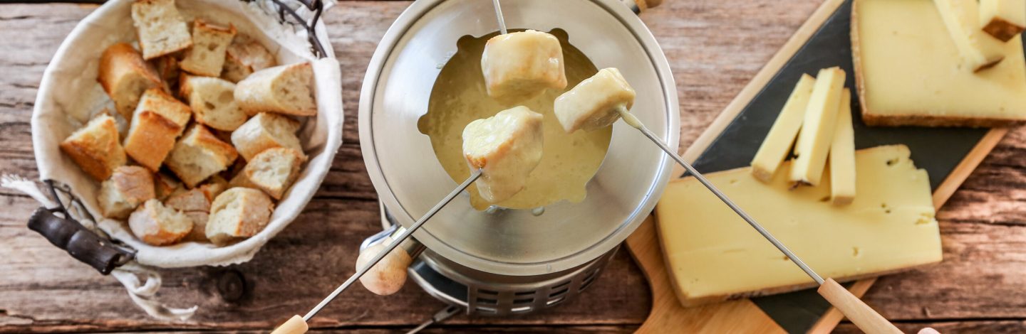 fondue savoyarde entre amis convivial (vue de dessus)