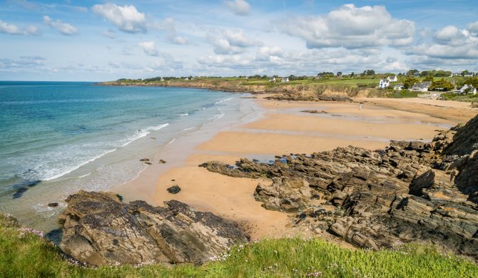 Découvrez la Plage du Pouldu lors de votre visite des plus belles plages de bretagne avec Hortense