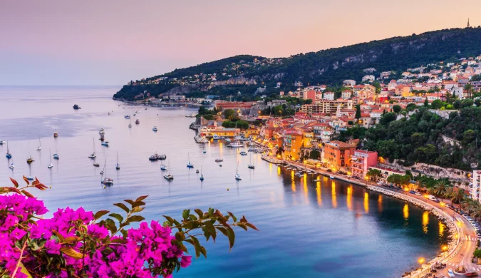 Coucher de soleil sur la Côte d'Azur en novembre, un moment de magie pour un week-end romantique.