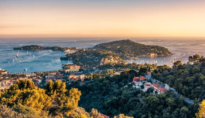 Lever de soleil sur la Côte d'Azur en novembre, un moment magique pour un week-end d'évasion.