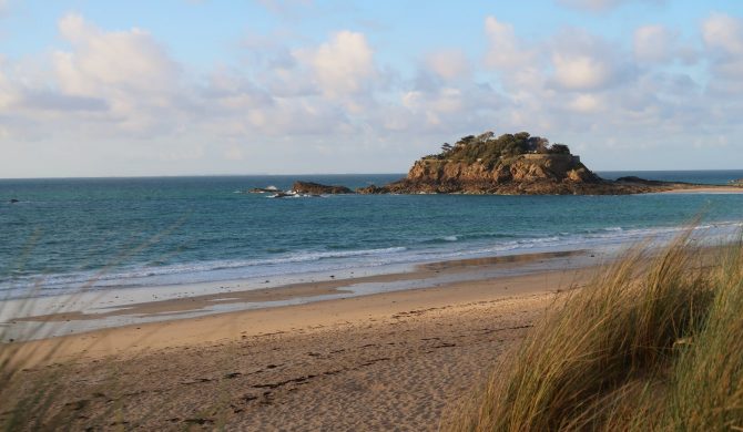 Découvrez la Plage de l’Anse du Guesclin lors de votre visite des plus belles plages de bretagne avec Hortense