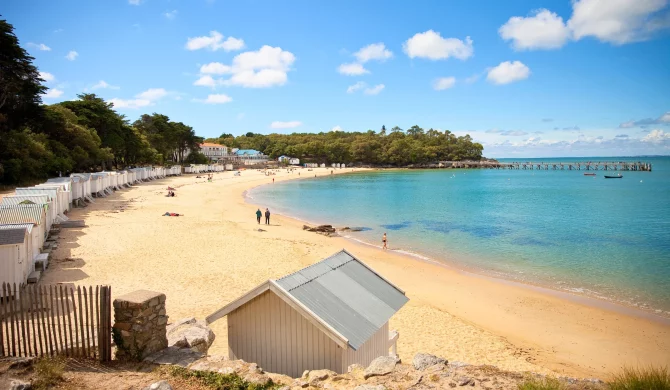 Plage des Sables-d’Olonne en Vendée avec des vacanciers profitant du soleil lors d’un séjour en Pays de la Loire.